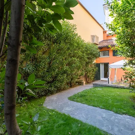 Isaia Garden -private Garden Bath Bolognarooms Bologna
