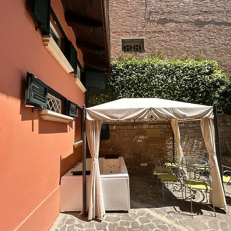 Isaia Garden -private Garden Bath Bolognarooms Bologna