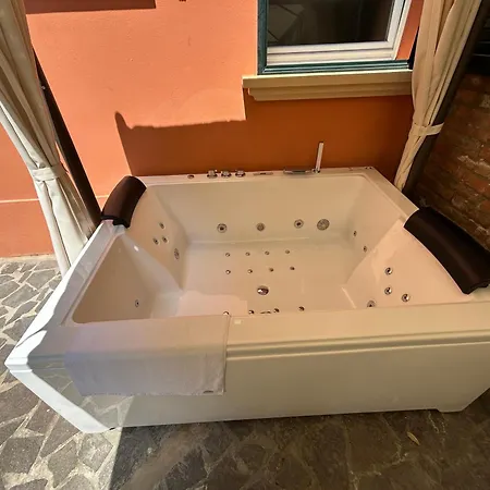 Isaia Garden -private Garden Bath Bolognarooms